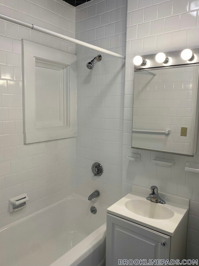 Foto del edificio - 1223 Beacon St