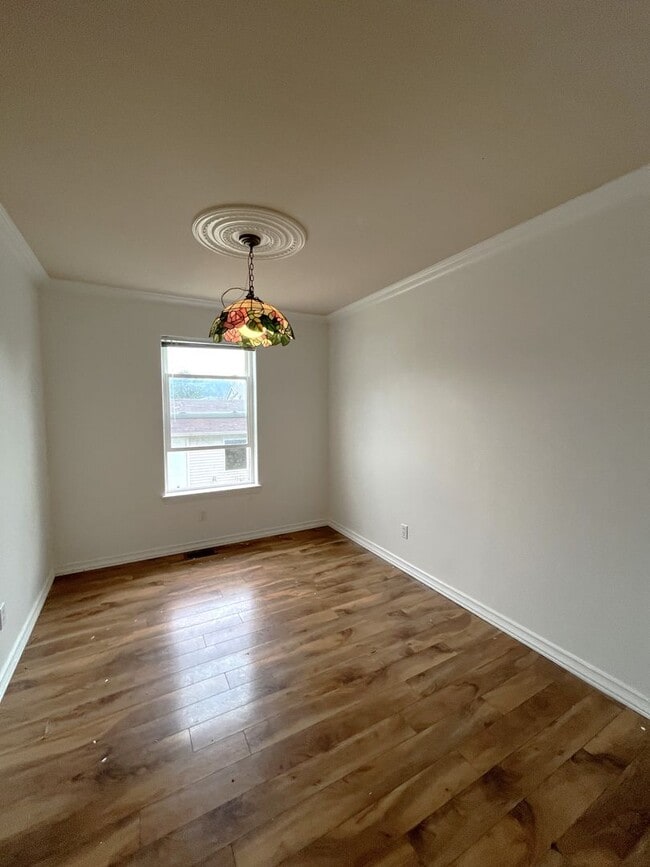 Building Photo - Three Bedroom In Great Location