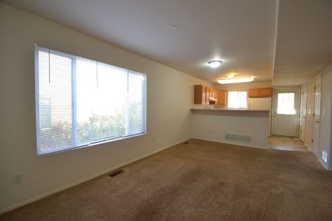 Foto del edificio - Corner 3 bed, 2.5 Bath Townhome in Distric...