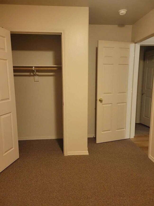 Dormitorio - 104 7th St