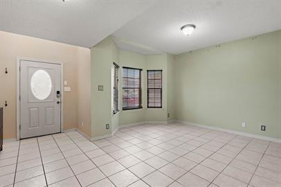 Foto del edificio - Large 2 story home with refrigerated air, huge backyard and Pets are Allowed.