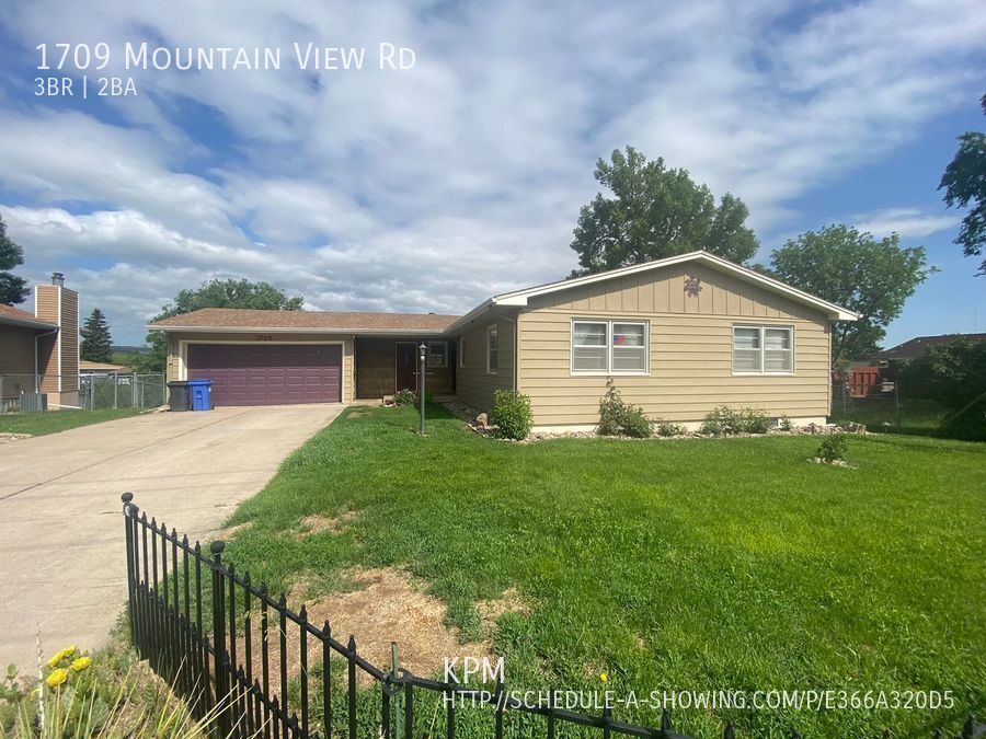 Primary Photo - 3 BED | 1.5 BATH | DOUBLE GARAGE | WEST