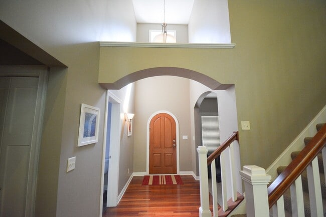 Building Photo - STUNNING 5 Bed 3.5 Bath Luxury Home!