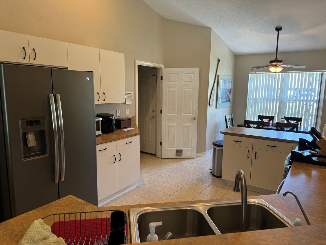 Foto principal - 4 bed 2bath with Pool