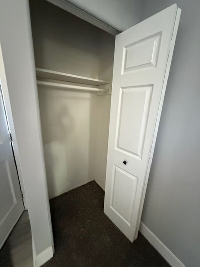 Building Photo - 2 bedroom 1.5 bathroom townhouse - Availab...