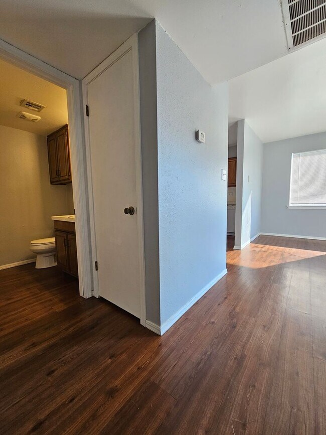 Foto del edificio - (2) Bed/(1.5) Townhome In North Norman Ava...