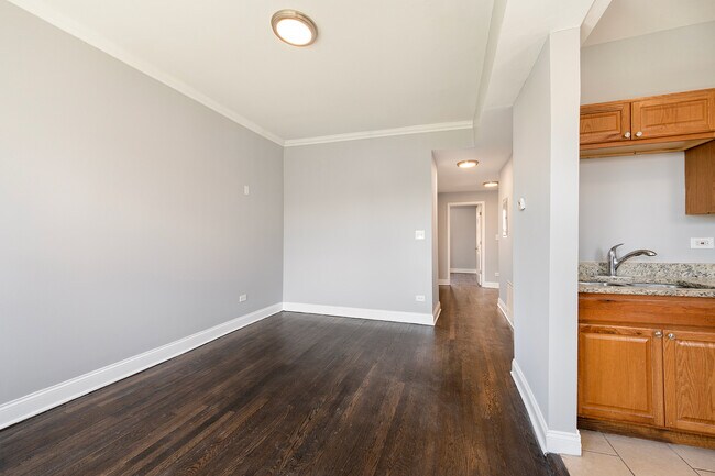 Foto del edificio - 2437 E 74th St