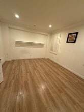 Building Photo - 14925 Shoreham St
