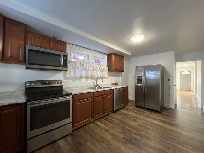 Building Photo - Large, well-maintained 4-bedroom, 1-bathroom row home