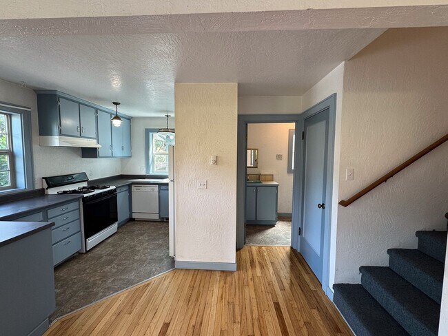 Foto del edificio - 3 Bed, 1.5 Bath overlooking the Rose Garden and Willamette River bike path in Whiteaker