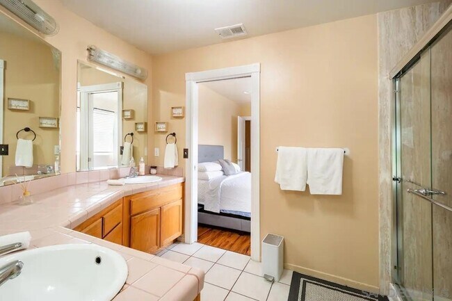 Building Photo - 4435 Summer Dr