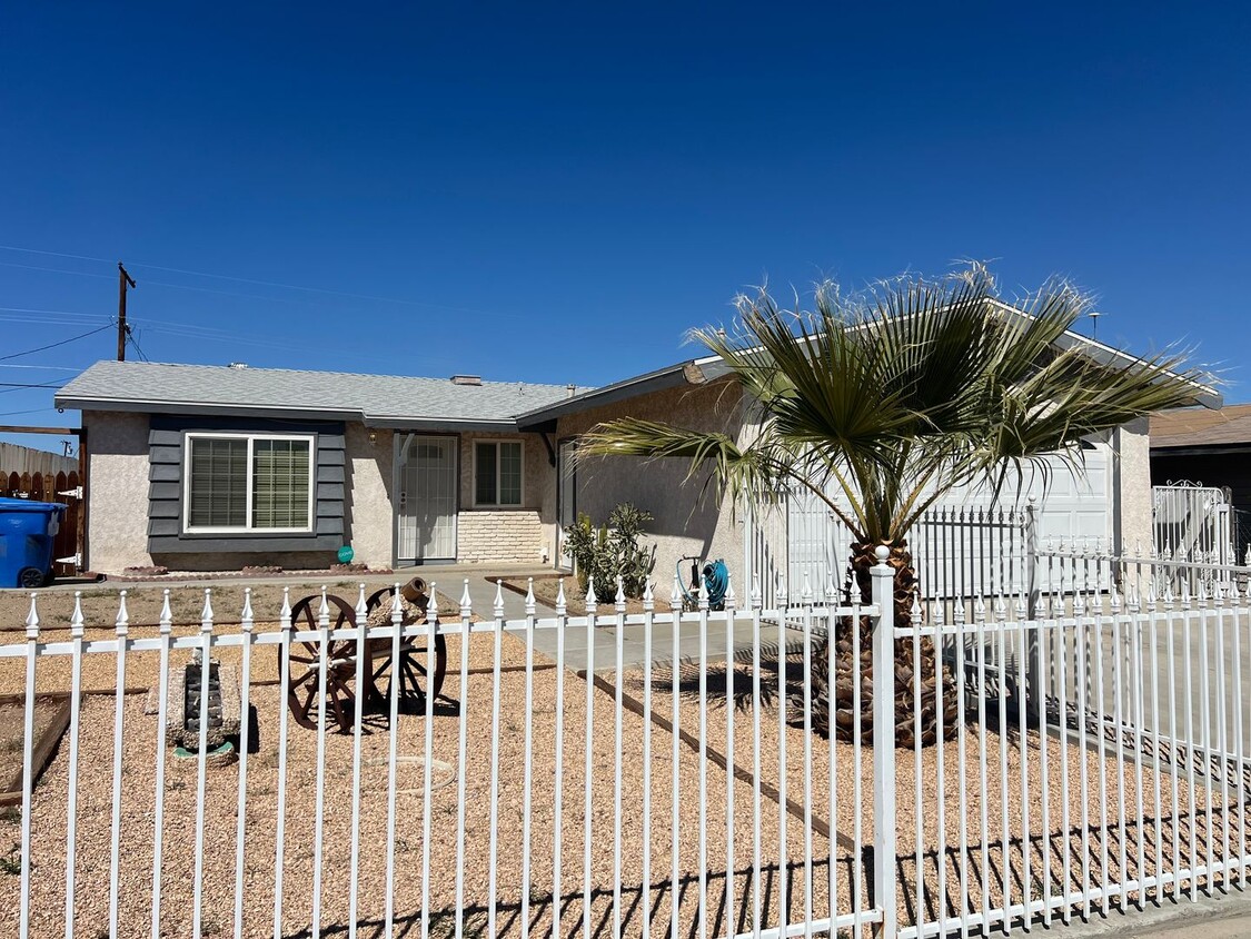 Primary Photo - 4 Bedroom 1.5 Bathroom House with 2 Car Ga...