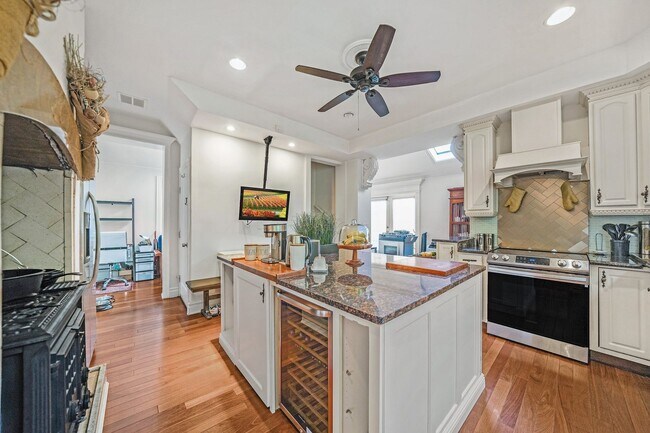 Foto del edificio - Fully Renovated Victorian Beauty with Timeless Historic Charm