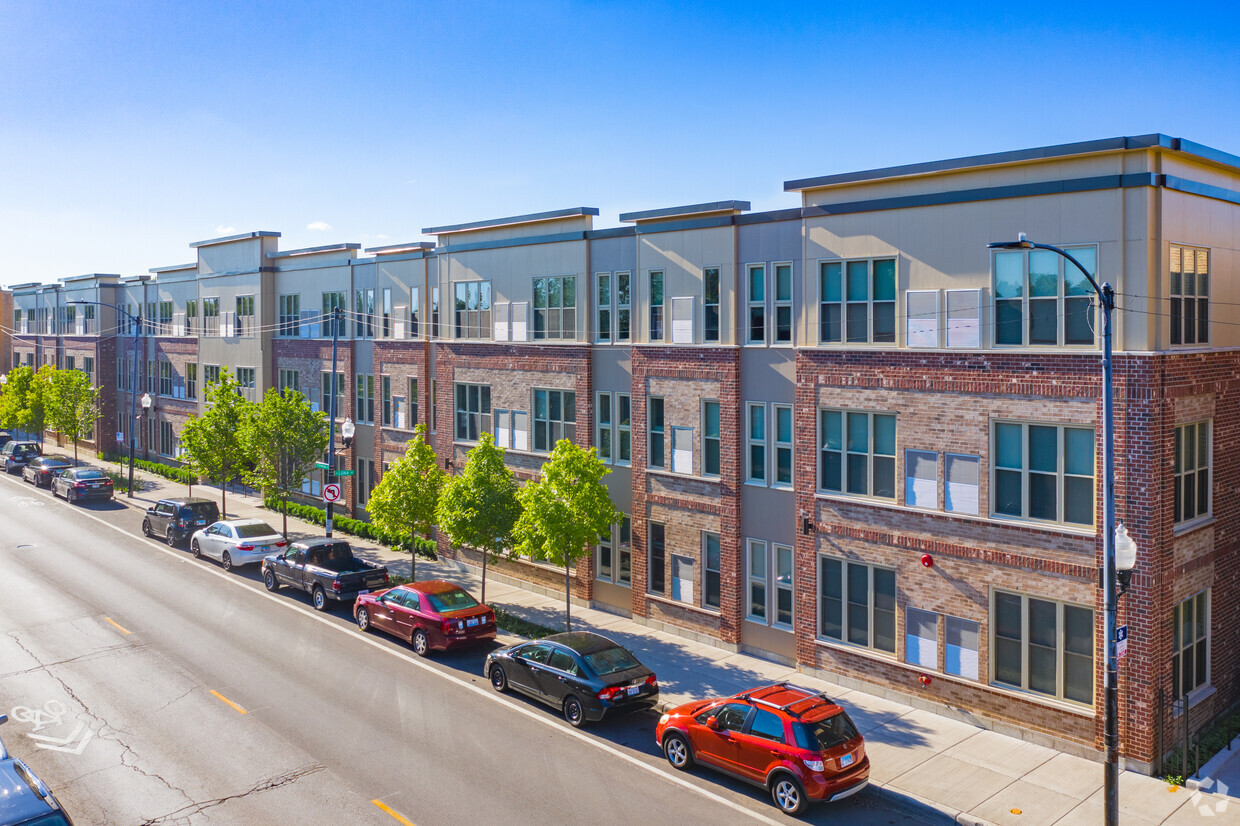 Primary Photo - 5525 W Diversey Ave