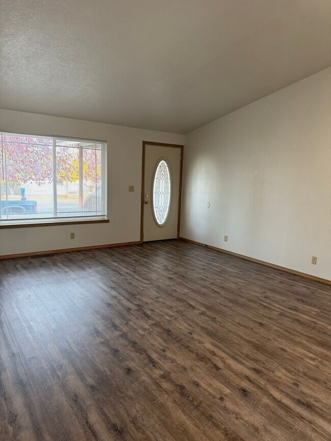 Building Photo - Cute Updated Duplex in SW Redmond