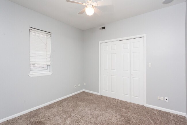 Foto del edificio - 2427 N Clybourn Ave