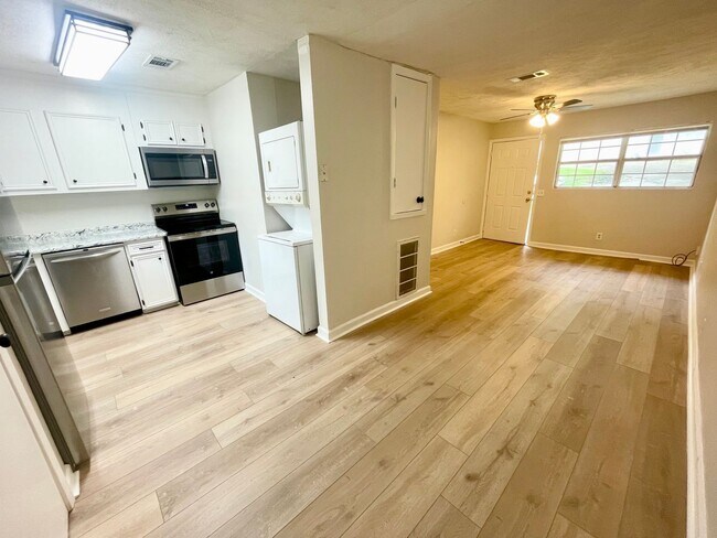 Building Photo - 1 Bedroom/1 Bath Duplex Unit Available for Rent in Brandon!