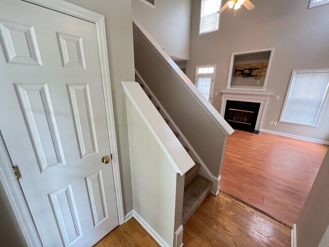 Building Photo - Large 3 bedroom home near downtown Raleigh!