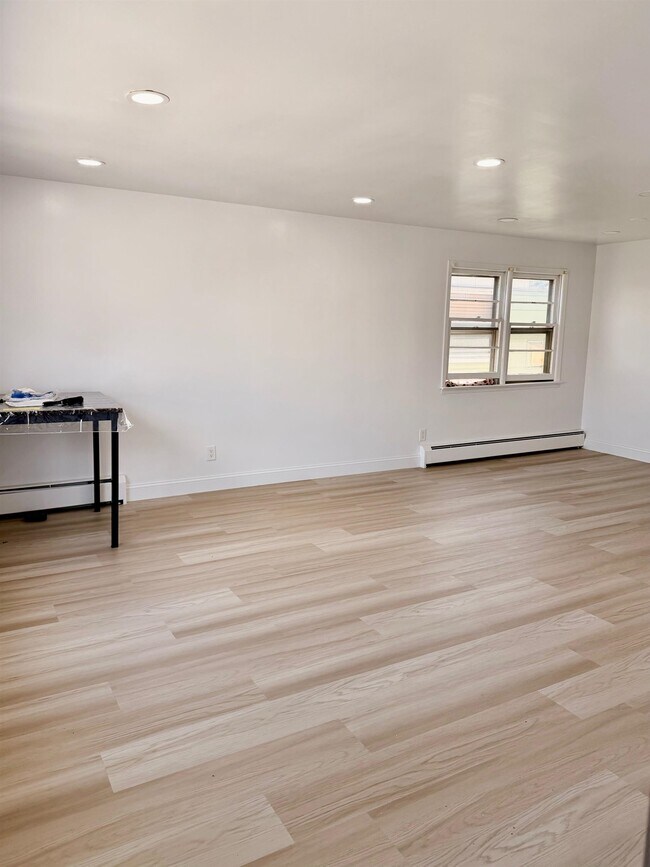 Building Photo - 24 E 18th St