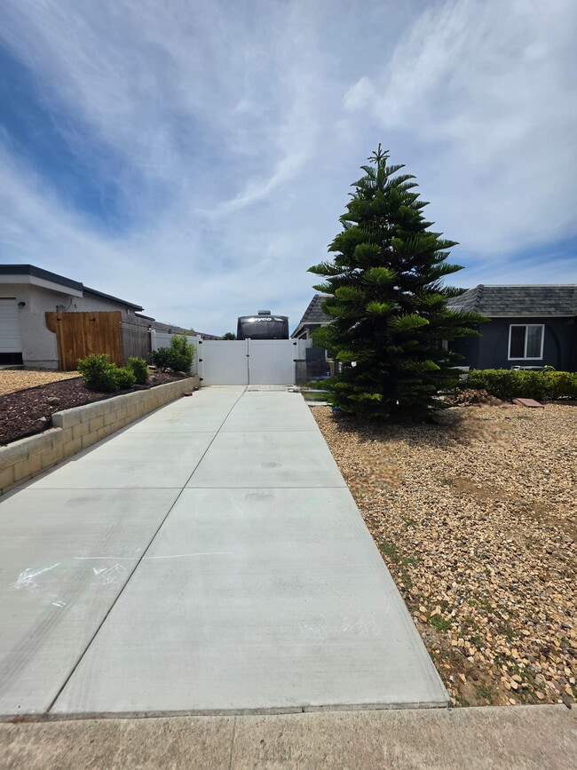 Building Photo - 598 Tam O Shanter Dr