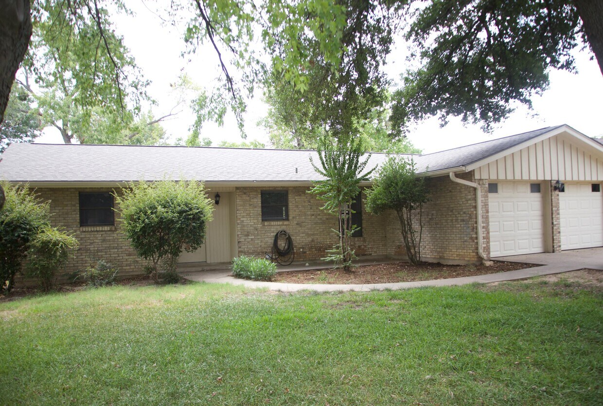 112 Spicewood Dr, Stephenville, TX 76401 House for Rent in