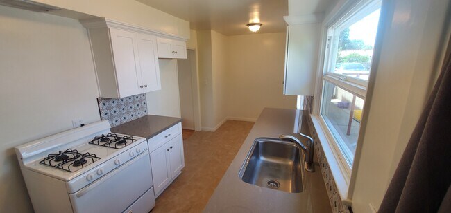 Foto del edificio - 1335 W 9th St