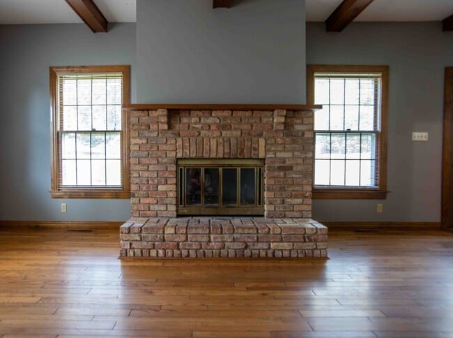 Building Photo - 3 bedroom 2.5 bathroom home with a fully fenced yard!