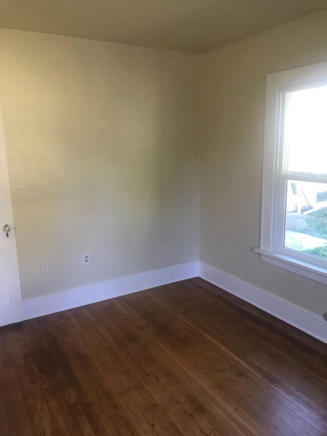 Building Photo - 2-Bedroom 1-Bathrrom Single Family Home