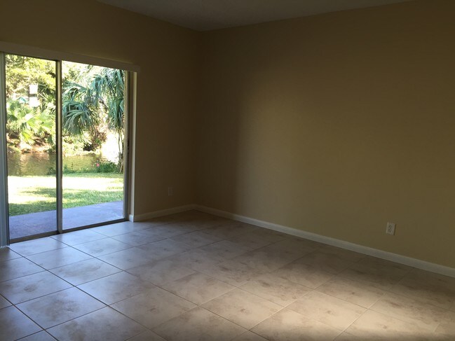 Foto del edificio - 3301 NW 101st Ave