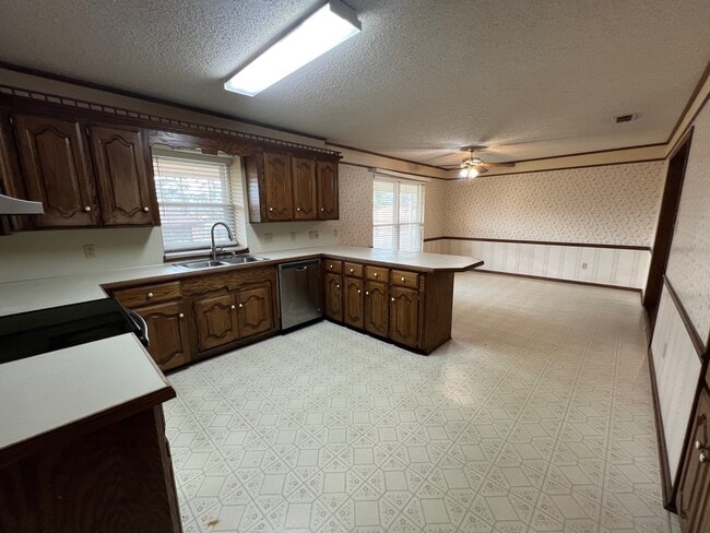 Foto del edificio - 203 Kimball Dr