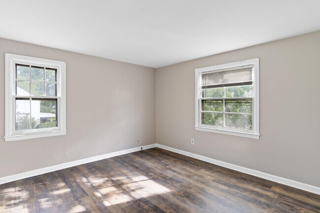 Building Photo - 1114 Roslyn Ave