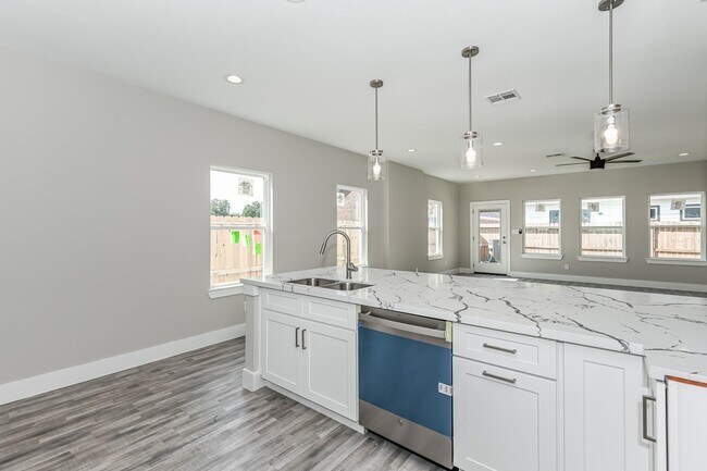 Building Photo - 3547 Dreyfus St
