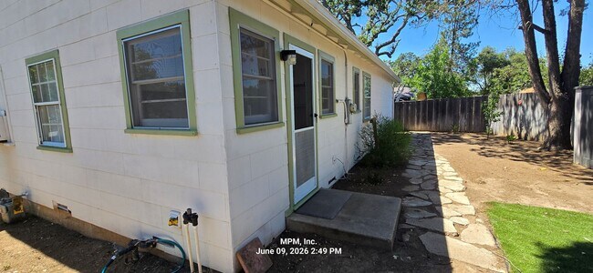 Foto del edificio - Large 1 bed 1 bath home on its own lot