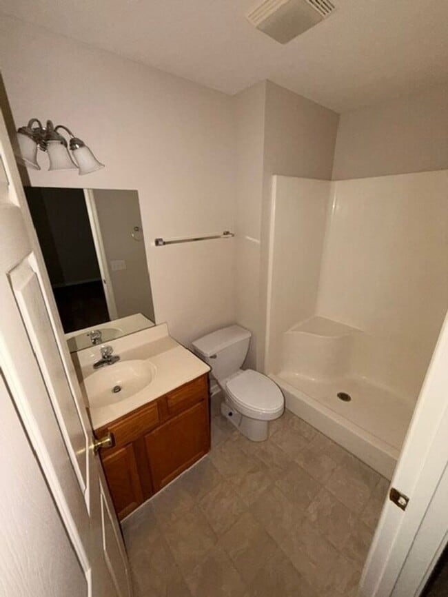 Building Photo - Beautiful and spacious! Ready for move in!