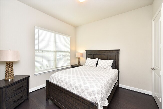 Foto del edificio - 5835 Euclid Loop