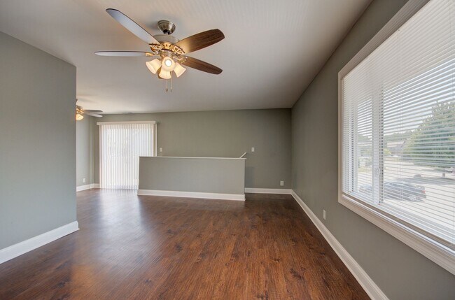 Foto del edificio - 2 bd 1 ba townhome Crest Hill totally redone!