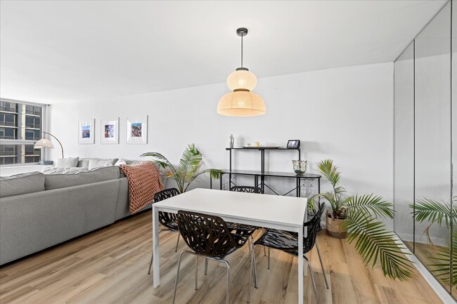 Foto del edificio - 2626 N Lakeview Ave