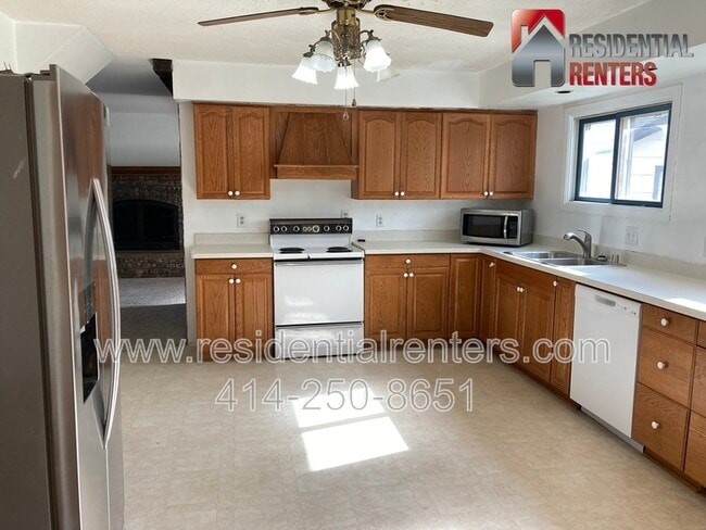 Building Photo - 257 S Regis Rd