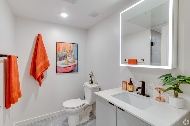 Baños modernos con espacio de almacenaje - Copper Flats
