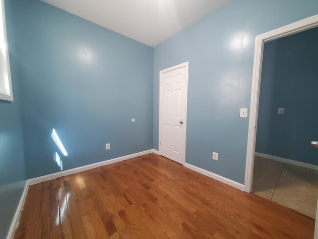 Building Photo - 9 Saint James Pl