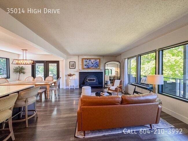 Building Photo - Updated 5 Bedroom in East Abbotsford