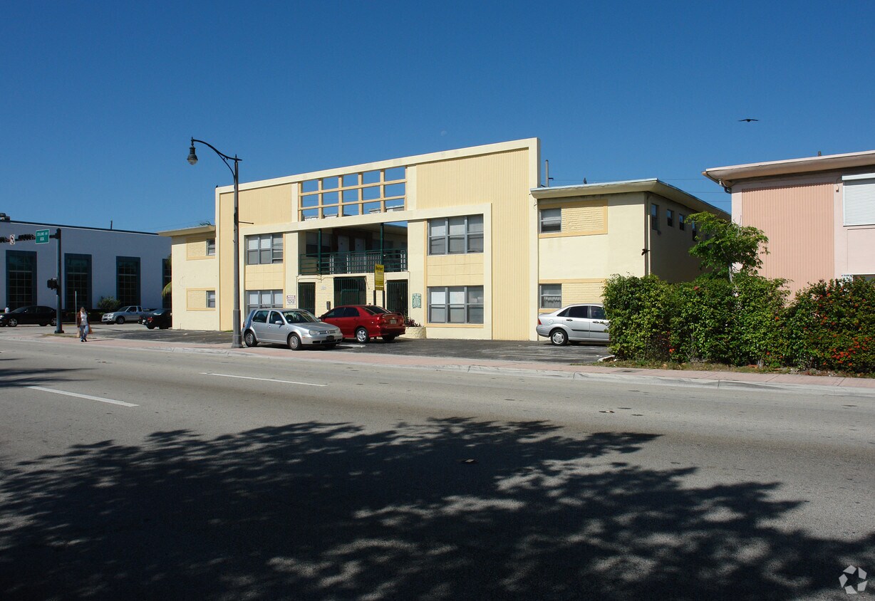 Primary Photo - 7500 Collins Ave