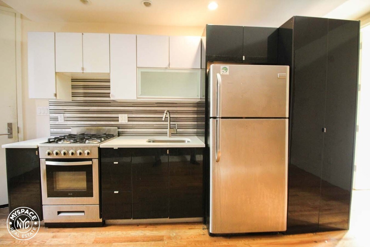 Foto principal - 867 Knickerbocker Ave