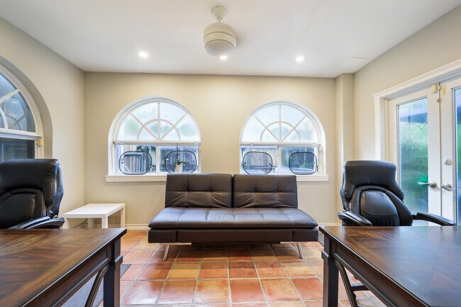 Foto del edificio - 5832 Alton Rd