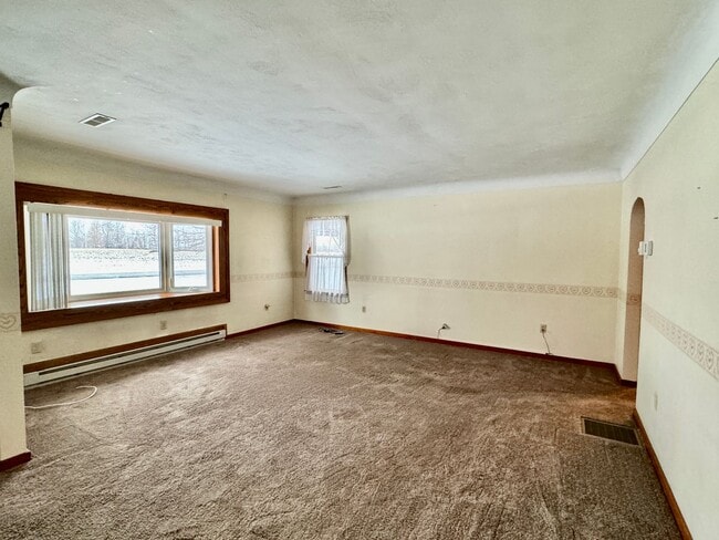 Building Photo - Country living, Plymouth schools, ranch, a...