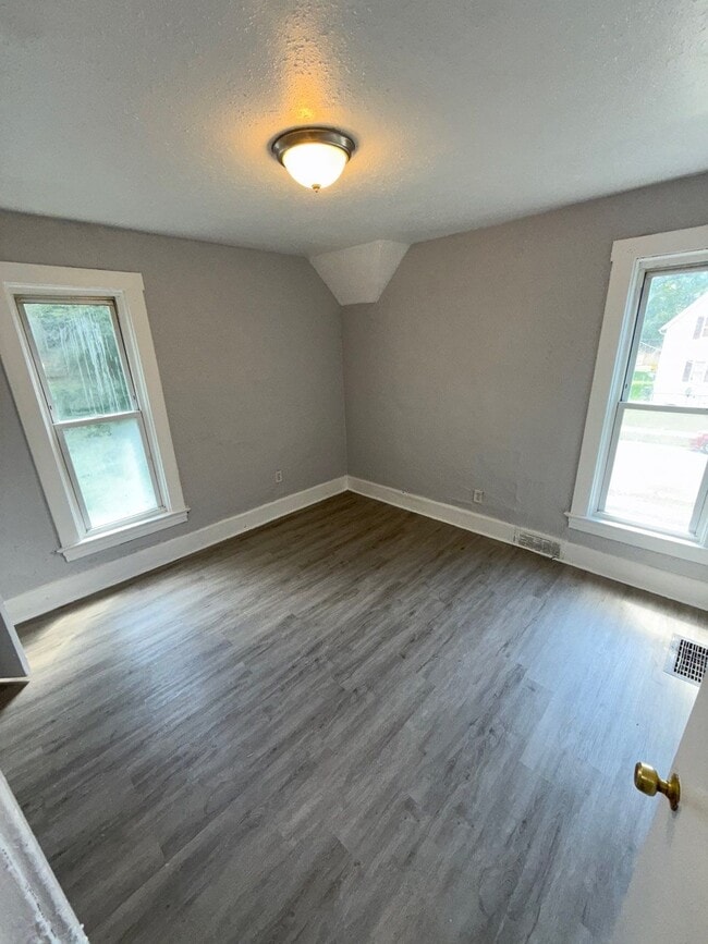 Building Photo - 209 Irving Ave