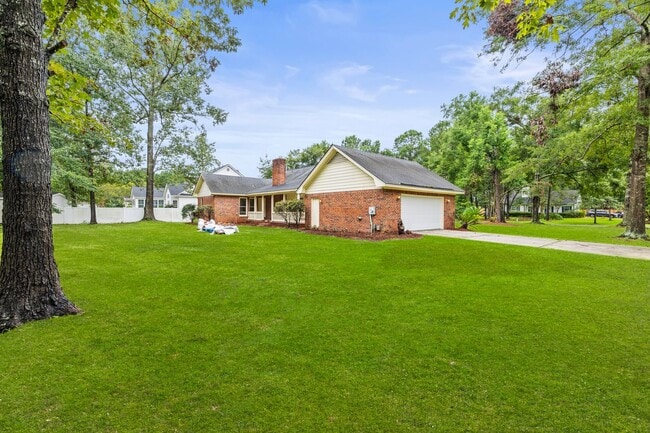 Building Photo - Renovated Home on Large Corner Lot in Coveted Strathy Hall