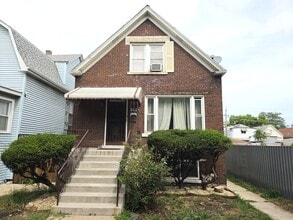 Building Photo - 2118 W Garfield Blvd