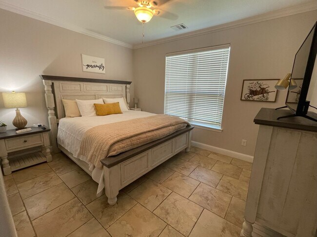 Building Photo - JANUARY 2025 FULLY FURNISHED 3 Bedroom 3 B...