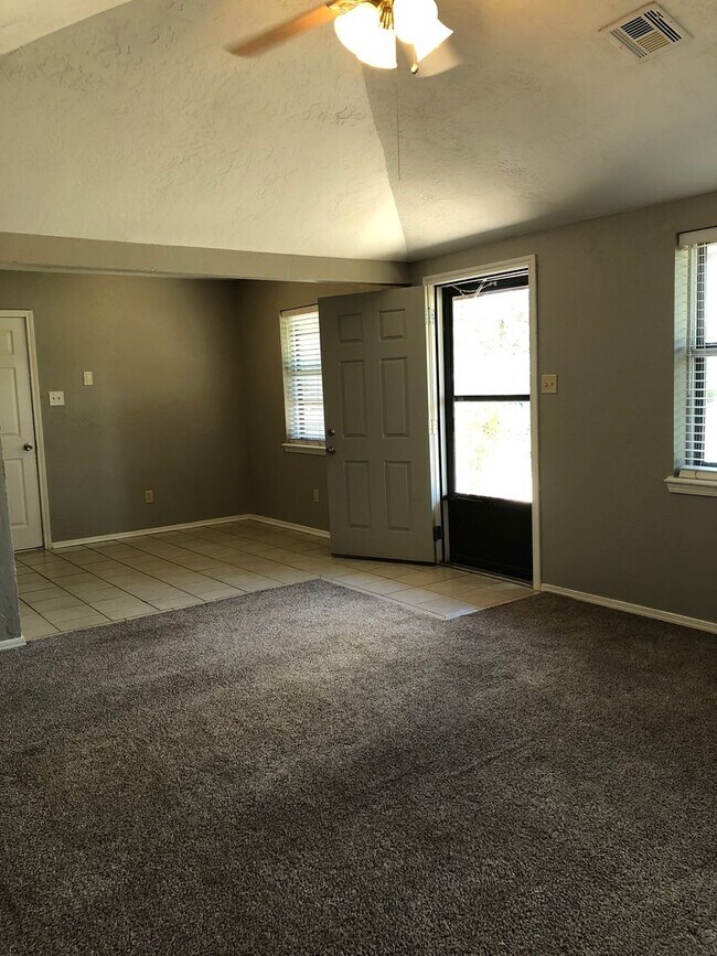 Building Photo - 3 bedrooom in the BISHOP SCHOOL DISTRICT!!!
